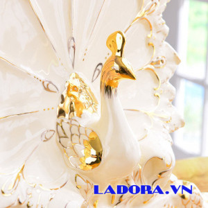 chim công gốm sứ trang trí phòng khách tại shop bán đồ trang trí nhà ở hà nội ladora