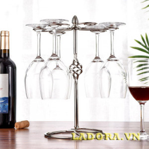 giá treo ly rượu tại cửa hàng bán đồ trang trí nội thất ladora