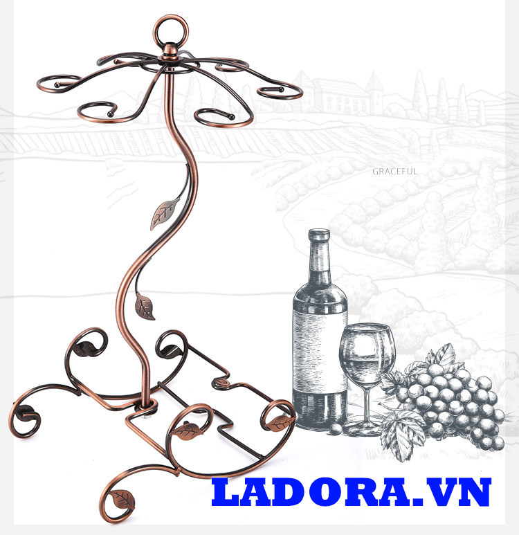thưởng thức ly rượu vang đỏ bên chiếc giá treo nghệ thuật tại ladora shop bán đồ trang trí