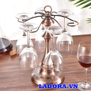 phong cách cổ điển với giá treo ly tại ladora cửa hàng bán đồ nội thất
