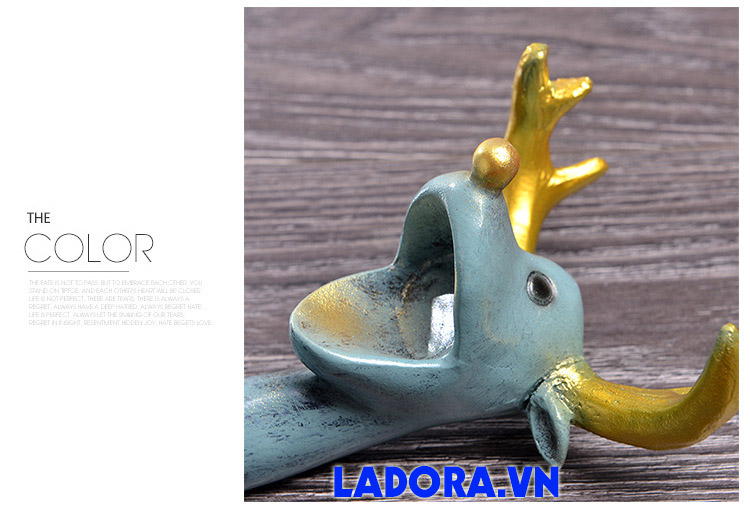 giá đựng rượu vang tại cửa hàng bán đồ trang trí nhà ladora 