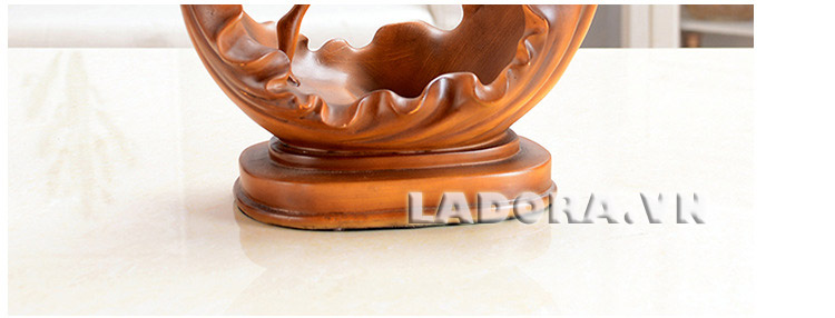 đường nét tinh tế trên chiếc kệ rượu - shop bán đồ decor trang trí nhà ladora