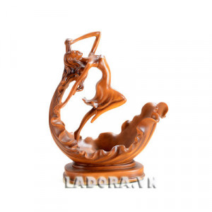 kệ rươu thiếu nữ tại shop bán đồ trang trí nhà ladora
