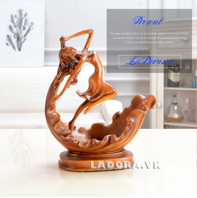 quà tặng ý nghĩa với kệ rượu vang trang trí tại cửa hàng bán đồ trang trí phòng khách ladora