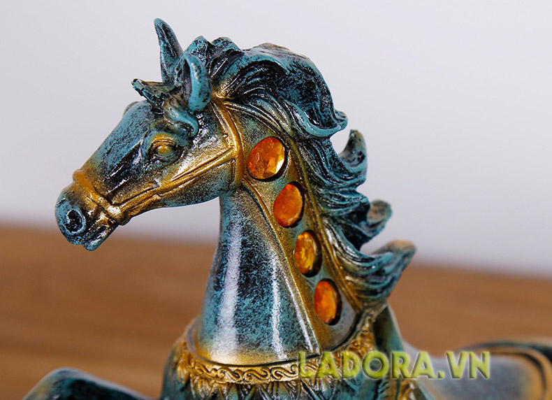 kệ rượu vang tuần lộc tại shop bán đồ nội thất nhà ladora