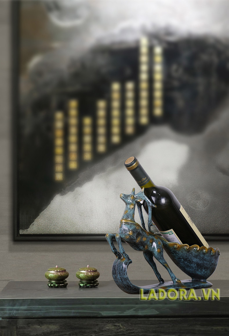 kệ rượu vang tuần lộc tại cửa hàng bán đồ trang trí nhà ladora