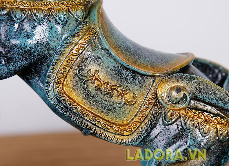 kệ đựng rượu vang tại cửa hàng bán đồ trang trí nhà đẹp ladora