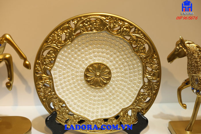 chiếc đĩa may mắn phản chiếu và đẩy lùi các khí xấu trong ngôi nhà