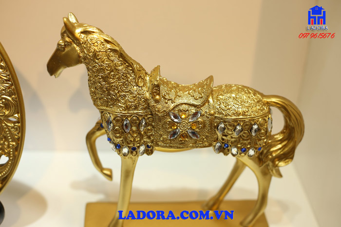 tượng ngựa nên bày trí hướng quay đầu ra cửa