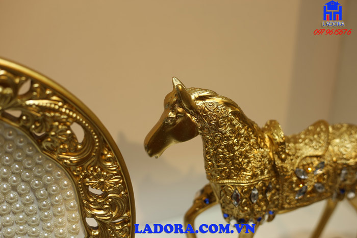 tượng ngựa là một tác phẩm decor xinh đẹp và thanh lịch