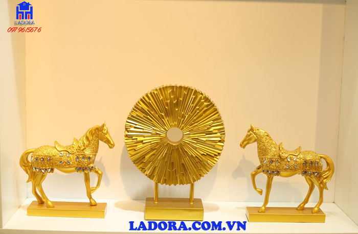 tượng ngựa và hoa mặt trời có nhiều công năng trong phong thủy