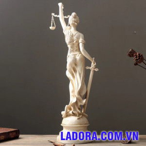 tượng nữ thần công lý tại ladora shop ở hà nội