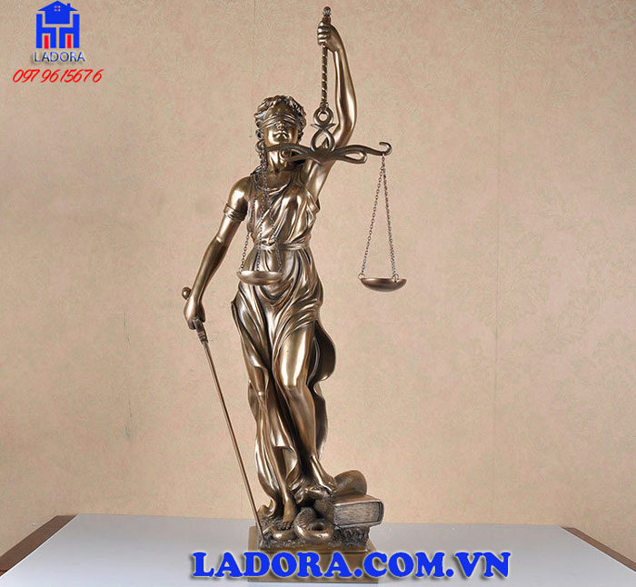 tìm hiểu về cội nguồn của tượng nữ thần công lý tại ladora