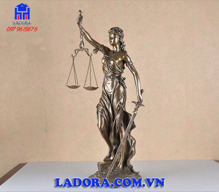 tượng nữ thần công lý khắc họa theo hình tượng nữ thần Justitia của La Mã