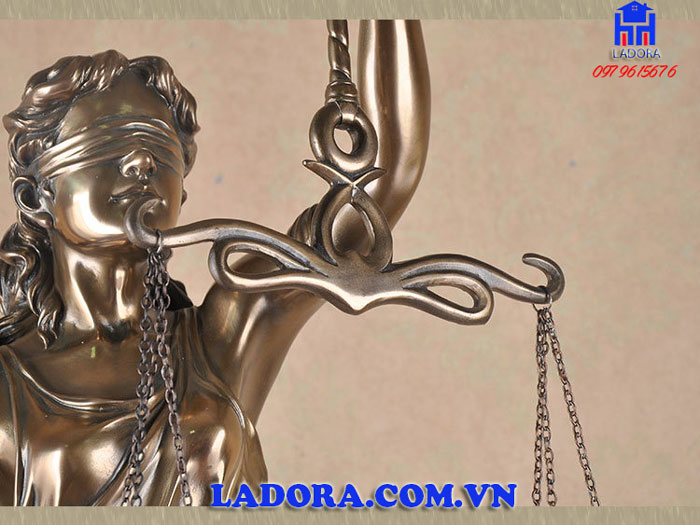 nữ thần công lý biểu trưng cho sự nghiêm minh, công bằng