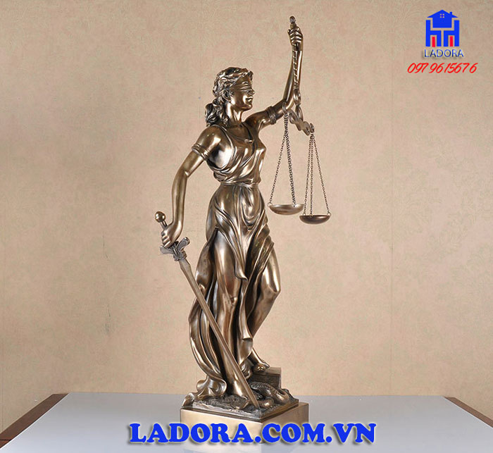 quà tặng tân gia biếu Sếp ý nghĩa với decor nữ thần công lý