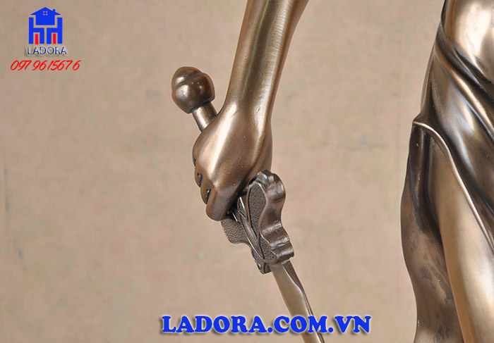 thanh gươm công lý trên tay nữ thần