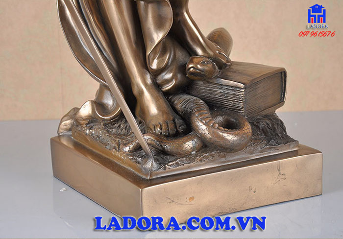 tượng nữ thần công lý biểu trưng cho công lý lẽ phải