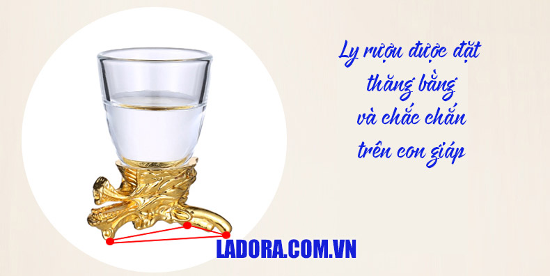 các ly rượu được đặt thăng bằng trên 12 con giáp