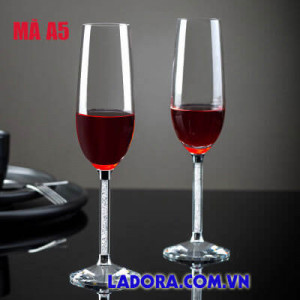 Ly rượu vang tại ladora shop ở hà nội