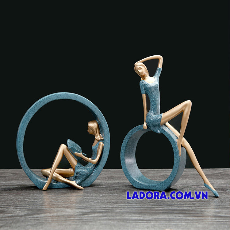 tượng những cô gái hiện đại trang trí tại ladora shop ở hà nội