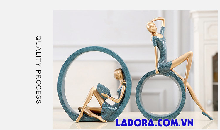 không gian tươi trẻ với tượng các cô gái trang trí tại ladora shop ở hà nội