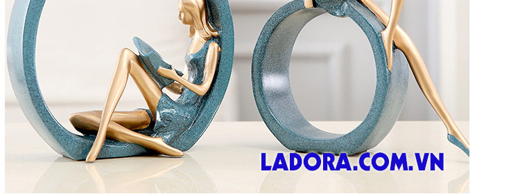 cặp thiếu nữ trang trí tại ladora shop ở hà nội