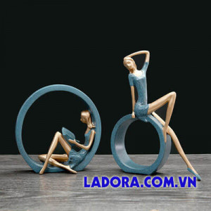 thiếu nữ đọc sách trang trí tại ladora shop ở hà nội