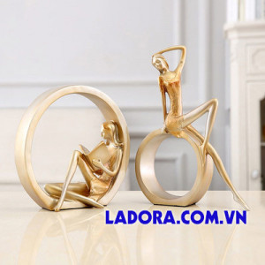 thiếu nữ đọc sách trang trí tại ladora shop ở hà nội