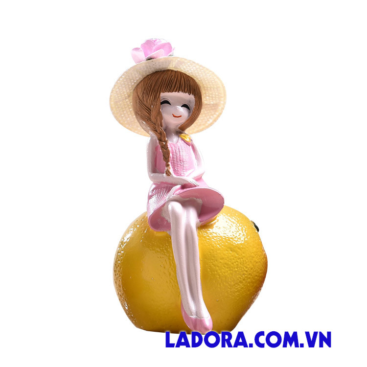 tượng cô gái áo hồng trang trí tại ladora shop