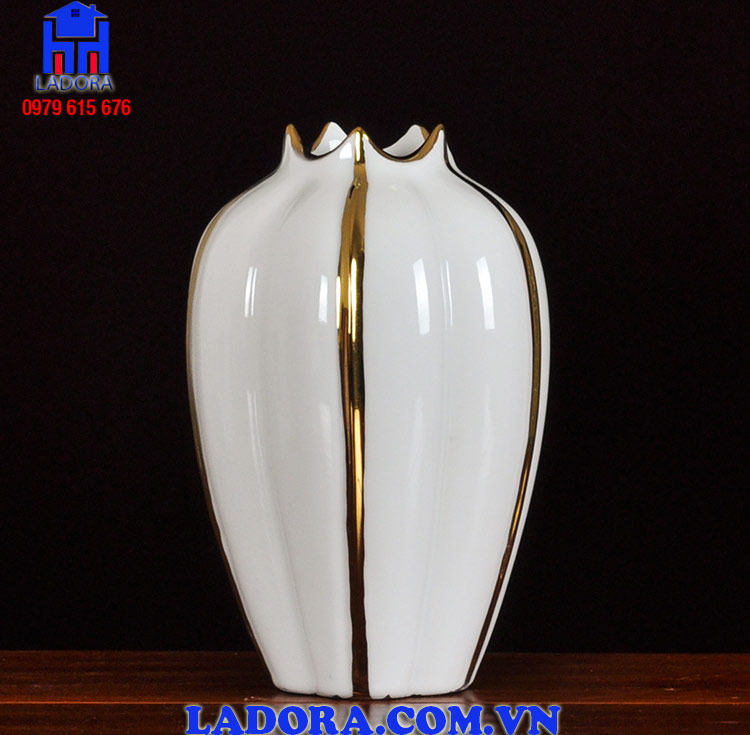 bình gốm sứ màu trắng tinh khiết và trang nhã