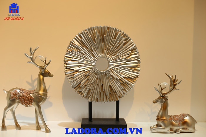 tượng hươu và hoa làm đồ trang trí phòng khách vô cùng ý nghĩa