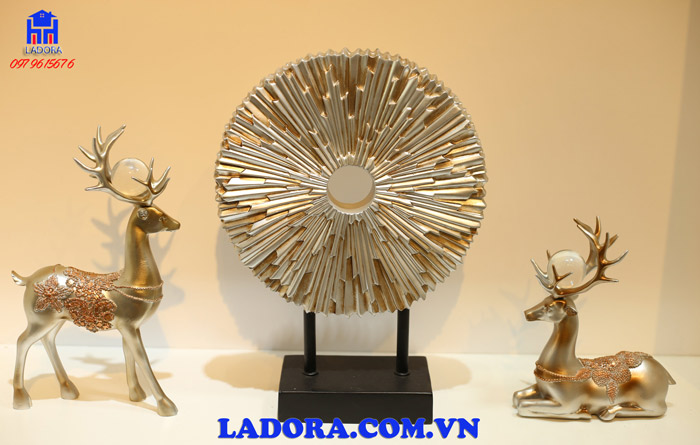 tượng hươu và hoa mặt trời biểu trưng cho năng lượng và sinh khí
