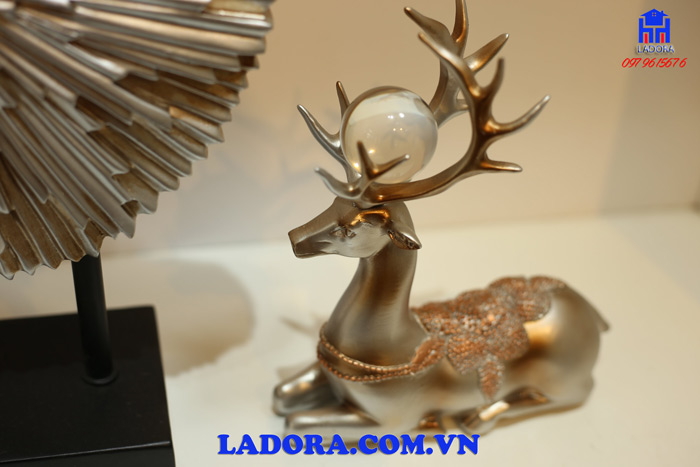 tượng hươu và hoa mặt trời trang trí được làm từ composite cao cấp