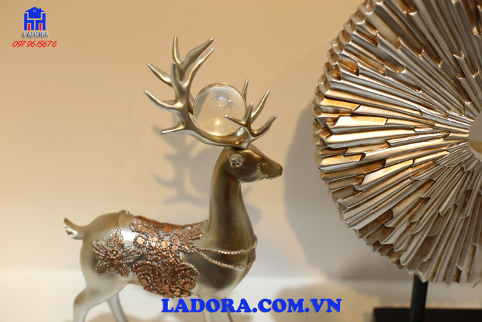 chất liệu, kích thước và màu sắc của decor tượng hươu và hoa mặt trời