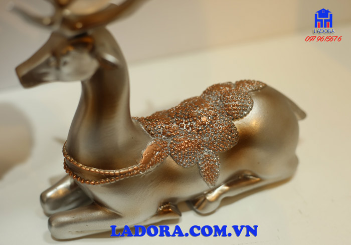tượng hươu trang trí là biểu trưng của sự giàu sang và phú quý