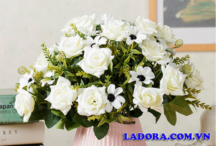 hoa hồng màu trắng tại ladora shop đồ decor ở hà nội