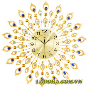 đồng hồ treo tường chim công trang trí phòng khách tại ladora.com.vn