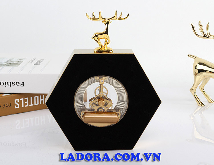 Mặt sau của chiếc đồng hồ tại ladora shop