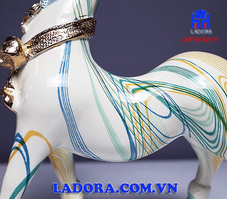 những nét vẽ phá cách trên thân mình cặp hươu trang trí phòng khách tại ladora shop