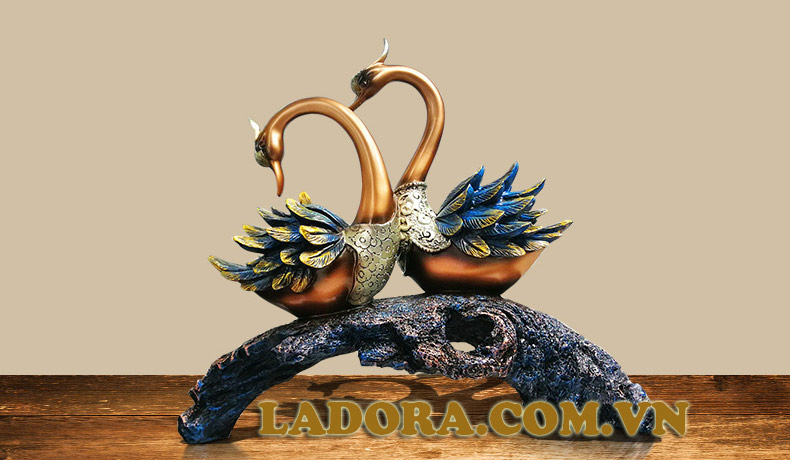 đôi chim thiên nga được thể hiện đầy sống động và chân thực tại ladora shop