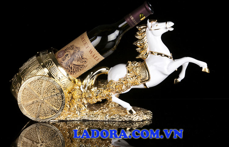 kệ để rượu tuấn mã tại ladora Shop