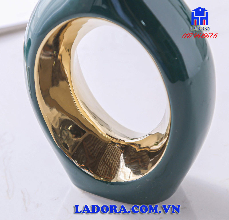 chi tiết trên thân chiếc bình gốm - ladora shop đồ decor trang trí 
