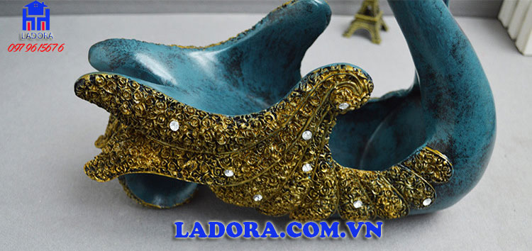 kệ rượu vang thiên nga được đắp nổi những chi tiết rất tinh xảo - ladora shop