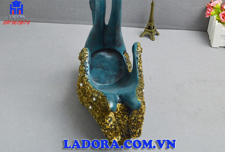 kệ rượu vang thiên nga được đắp nổi những chi tiết rất tinh xảo - ladora shop