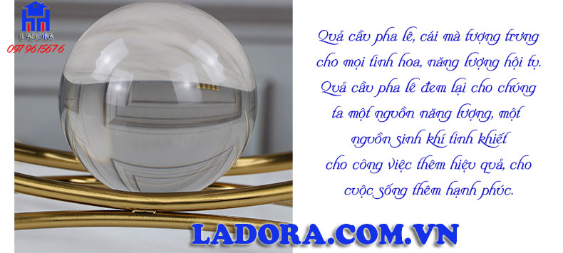 decor quả cầu pha lê kết hợp với tượng người suy tư tạo thành một tác phẩm ý nghĩa - ladora shop
