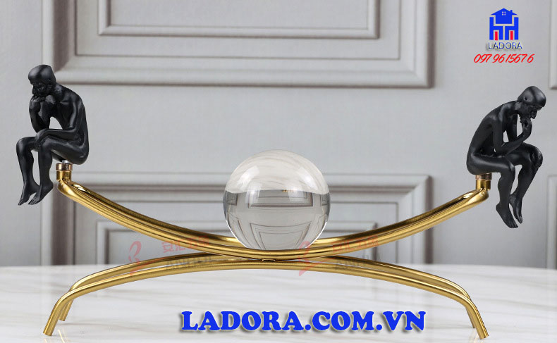 quà tặng đẹp với decor tượng người suy tư và quả cầu pha lê tại ladora shop