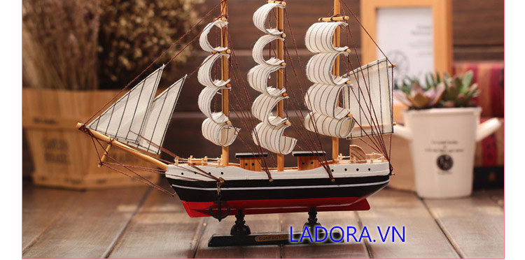 mô hình thuyền buồm trang trí phòng làm việc tại ladora shop