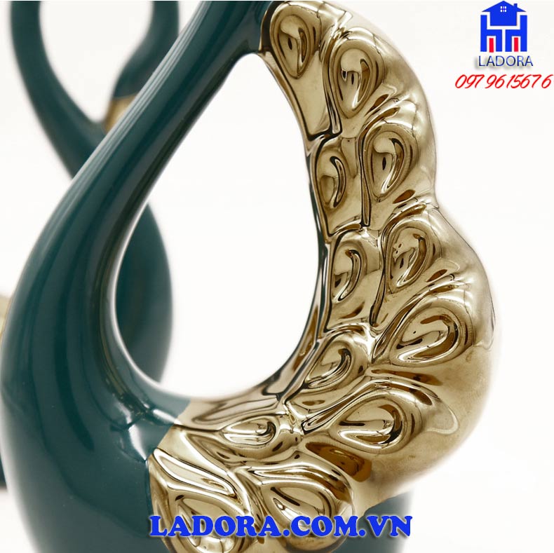 đường nét tinh tế trên đồ decor cặp chim thiên nga tại ladora shop