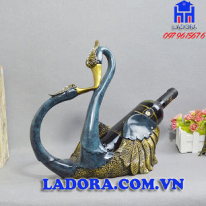 tác phẩm nghệ thuật decor đôi chim thiên nga đựng rượu vang tại ladora shop